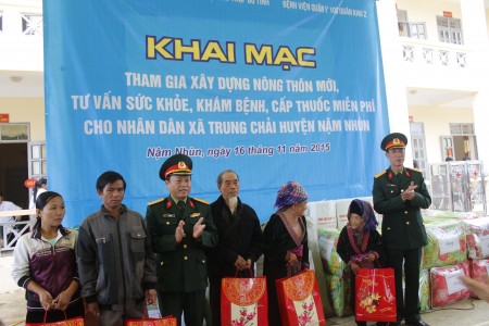 Lãnh đạo Bộ CHQS tỉnh Lai Châu tặng quà cho các hộ nghèo.