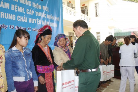 : Đại tá Đỗ Xuân Trường tặng quà của Bệnh viện 109 cho các đối tượng khó khăn