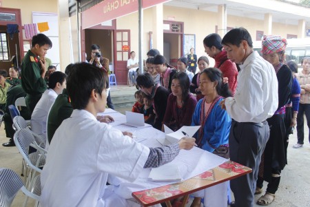 Bệnh viện 109 tặng  và hướng dẫn sử dụng thiết bị y tế cho Trường phổ thông dân tộc bán trú Tiểu học Trung Chải.