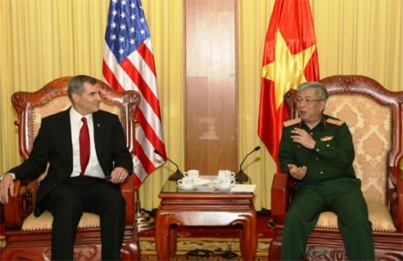 Thượng tướng Nguyễn Chí Vịnh tiếp Giám đốc DPAA M.Lin-ninh-tơn. Ảnh: Khổng Minh Khánh