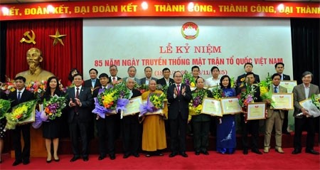 Đồng chí Nguyễn Thiện Nhân, trao tặng bằng khen cho các tập thể và cá nhân có thành tích xuất sắc trong thực hiện 2 cuộc vận động.