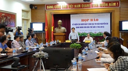 Thứ trưởng Bộ VHTTDL Vương Duy Biên phát biểu tại buổi họp báo.