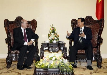 Thủ tướng Nguyễn Tấn Dũng trao đổi với Bộ trưởng R.M.Đi-át.