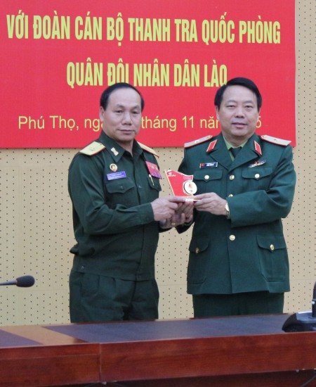 Thiếu tướng Sùng Thìn Cò, Phó Tư lệnh Quân khu tặng tặng logo của QK cho Thiếu tướng Viêng Kẹo Pheng Sổm Bắt, Cục trưởng Cục Thanh tra Quốc phòng Lào.