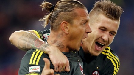 Niềm vui của các cầu thủ AC Milan sau khi ghi bàn vào lưới Lazio. Ảnh: Reuters
