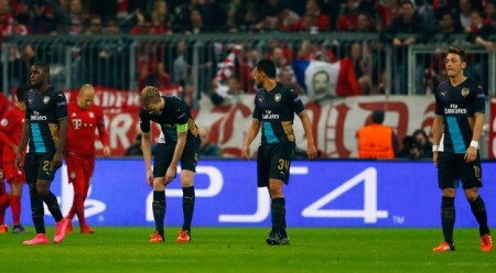 Sự thất vọng của các cầu thủ Arsenal sau khi thua bàn - Ảnh: Reuters