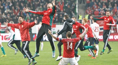 Niềm vui của các cầu thủ Hungary sau khi có vé dự Euro 2016 tại Pháp - Ảnh: Reuters