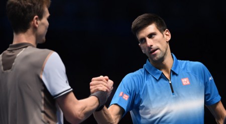 Djokovic (phải) bắt tay Berdych sau trận đấu - Ảnh: Reuters