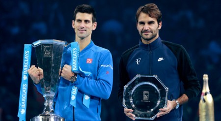 Djokovic (trái) và Federer trên bục nhận cúp - Ảnh: Reuters