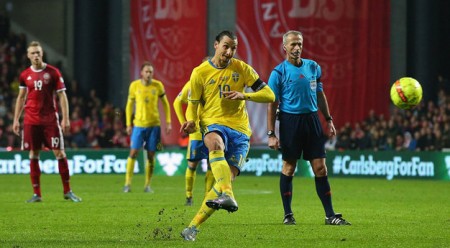 Ibrahimovic sút phạt điệu nghệ nâng tỉ số lên 2-0 - Ảnh: Getty Images