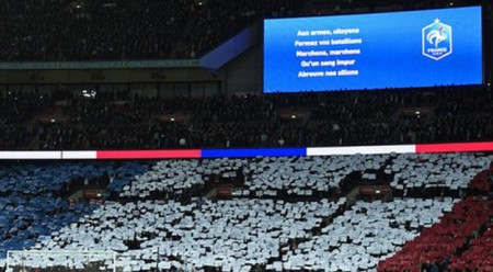 Để tưởng niệm các nạn nhân trong vụ tấn công Paris vào tuần trước, 70.000 khán giả tại sân Wembley đã cùng nhau hát bài La Marseillaise - quốc ca của Pháp. Trên khán đài, có thủ tướng Anh David Cameron dự khán.