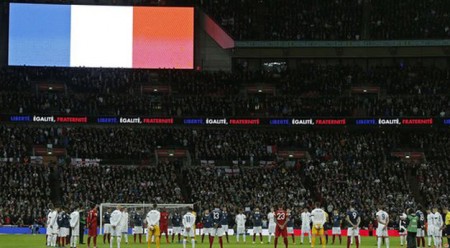 Các cầu thủ và khán đài sân Wembley dành một phút mặc niệm trước trận - Ảnh: AP