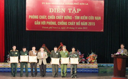Đồng chí Lò Mai Kiên, Phó Chủ tịch UBND tỉnh tặng Bằng khen cho các tập thể, cá nhân có thành tích trong tham gia diễn tập.