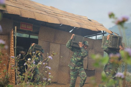 Chiến sĩ kho K4 sơ tán kho đạn khỏi khu vực bị cháy trong tình huống diễn tập