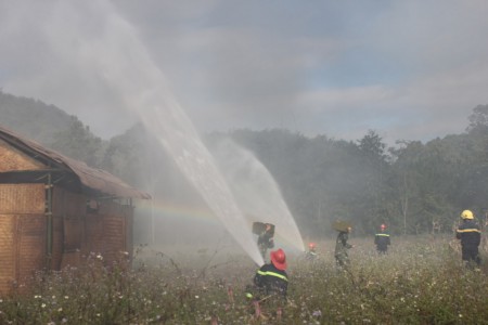  Lực lượng phòng cháy chữa cháy của tỉnh phối hợp dập lửa, bảo vệ kho đạn trong tình huống diễn tập