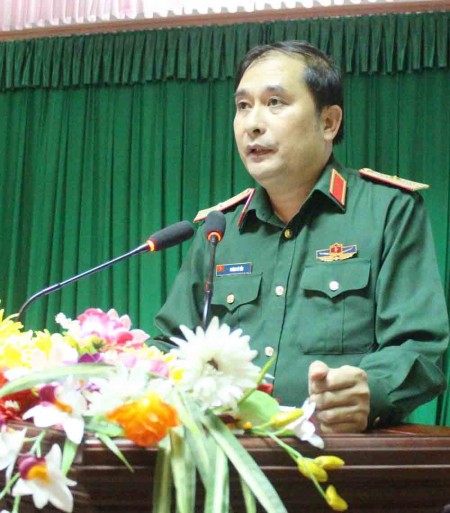 Thiếu tướng Phùng Sĩ Tấn, Phó Tư lệnh, TMT Quân khu phát biểu chỉ đạo.