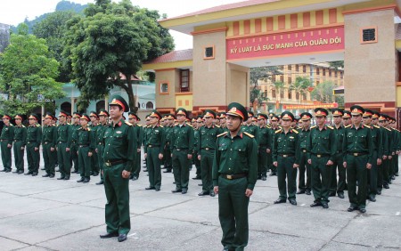 Cơ quan Bộ CHQS tỉnh Hà Giang thực hiện nội dung chào cờ.