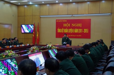 Trung tướng Dương Đức Hòa, Ủy viên Trun gương Đảng, Tư lệnh Quân khu 2 phát biểu tại Hội nghị.