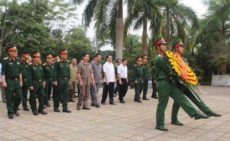 Đoàn công tác dâng hoa tưởng niệm các liệt sỹ tại nghĩa trang liệt sỹ huyện Vị Xuyên.
