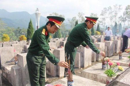 Các đại biểu thắp hương các liệt sỹ tại nghĩa trang liệt sỹ huyện Vị Xuyên.