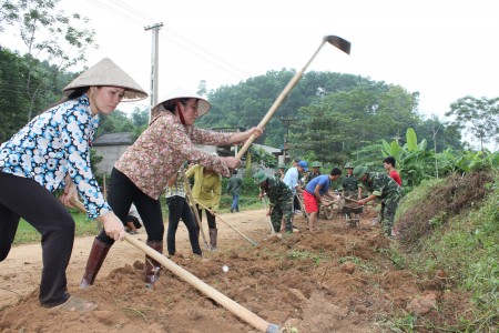 LLVT huyện Trấn Yên giúp dân làm đường giao thông