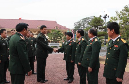 Thủ trưởng BTL và các cơ quan QK chào đón đoàn đại biểu QK tỉnh Vân Nam (TQ) tới thăm.
