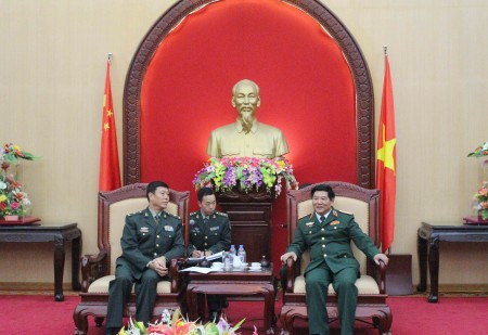Trung tướng Dương Đức Hòa, Ủy viên Trung ương Đảng, Tư lệnh Quân khu 2 trao đổi với Tư lệnh Quân khu Vân Nam.