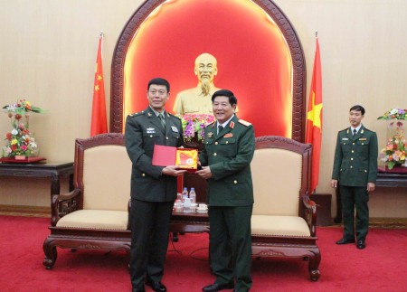 Trung tướng Dương Đức Hòa, UVTW Đảng, Tư lệnh Quân khu 2 tặng quà lưu niệm cho đoàn đại biểu Quân khu Vân Nam.