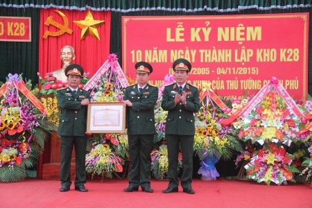 Thiếu tướng Lê Xuân Duy, Phó Tư lệnh QK trao Bằng khen của Thủ tướng Chính phủ cho Kho K28.