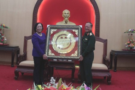 Phó Tư lênh QK tặng bức tranh truyền thống QK cho Đoàn công tác.