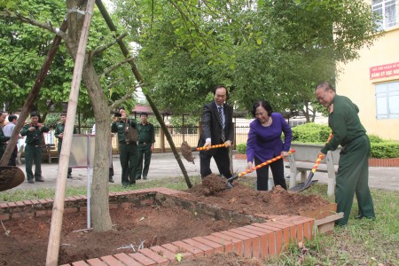 Bộ trưởng Bộ Lao động, Thương binh, Xã hội và Thủ trưởng BTL Quân khu trồng cây lưu niệm tại Nhà trường.
