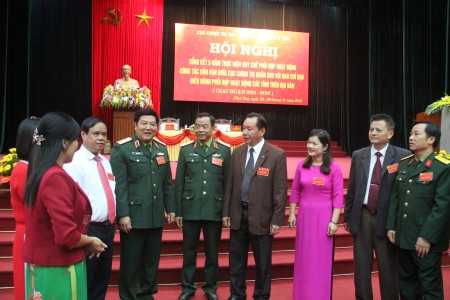 Tư lệnh Quân khu với các đại biểu về sự hội nghị.