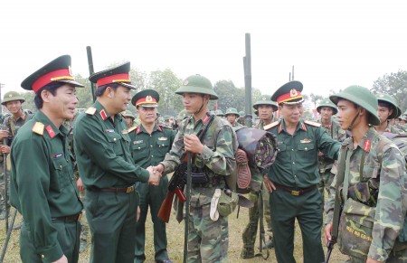 Thiếu tướng Phùng Sĩ Tấn, Phó Tư lệnh, TMT QK  kiểm tra sẵn sàng cơ động tại Trung đoàn 148.