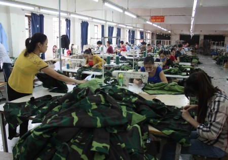 Công nhân Dây chuyền sản xuất 7 đang may sản phẩm quân trang. 