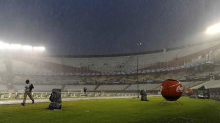 Sân Monumental biến thành biển nước sau cơn mưa nặng hạt khiến trận đấu giữa Argentina và Brazil bị hoãn. Ảnh: Goal.com