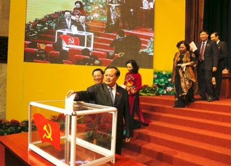 Các đại biểu tiến hành bầu Ban chấp hành Đảng bộ thành phố Hà Nội khóa XVI, nhiệm kỳ 2015-2020. Ảnh: qdnd.vn