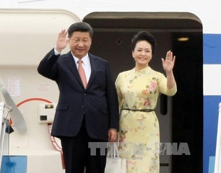 Tổng Bí thư Ban Chấp hành Trung ương Đảng Cộng sản Trung Quốc, Chủ tịch nước Cộng hòa Nhân dân Trung Hoa Tập Cận Bình và Phu nhân đã tới Sân bay quốc tế Nội Bài.   Ảnh: TTXVN 