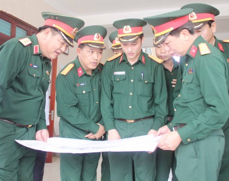 Tư lệnh Quân khu kiểm tra tại Ban CHQS huyện Tam Dương.