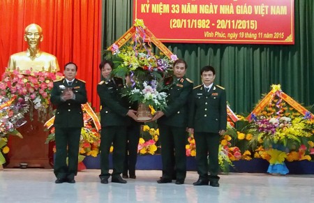Thiếu tướng Phùng Sĩ Tấn, Phó Tư lệnh, Tham mưu trưởng Quân khu tặng hoa chúc mừng nhà trường.