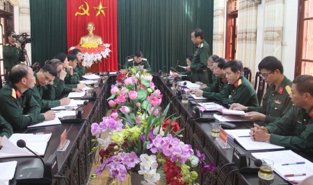Thiếu tướng Hoàng Hữu Thế, Chủ nhiệm Chính trị Quân khu phát biểu tại hội nghị.