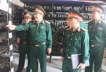 Tư lệnh Quân khu kiểm tra tại Kho Vũ khí - Đạn (Bộ CHQS tỉnh).