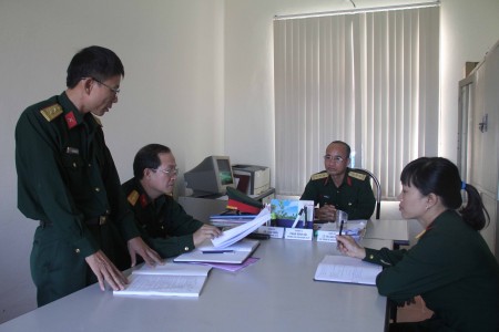 Kiểm tra tại Ban Dân quân, tự vệ Bộ CHQS tỉnh Phú Thọ. 