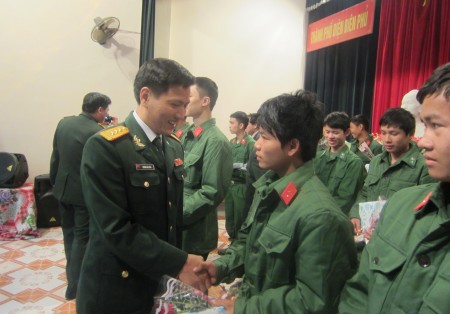 Thượng tá Vương Kim Ánh, Phó Chính ủy Bộ CHQS tỉnh Điện Biên động viên, tặng quà thanh niên lên đường thực hiện nghĩa vụ quân sự.