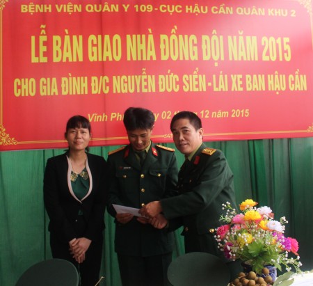 Đại tá Trần Thanh Sơn, thay mặt Đảng ủy Cục Hậu cần trao quà tặng gia đình Trung úy CN Nguyễn Đức Siển.