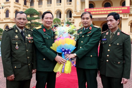 Thiếu tướng Phùng Sĩ Tấn, Phó Tư lệnh, Tham mưu trưởng QK tặng quà lưu niệm cho đoàn.