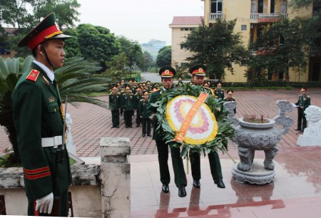 Các đại biểu dâng hoa tưởng niệm Chủ tịch Hồ Chí Minh.