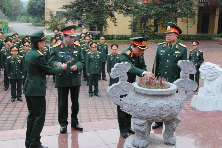 Lãnh đạo BTL Quân khu cùng các đại biểu thắp nén hương tỏ lòng thành kính trước anh linh Chủ tịch Hồ Chí Minh.