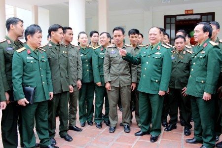 Đồng chí Phó Tư lệnh Quân khu trao đổi với các học viên Lào.