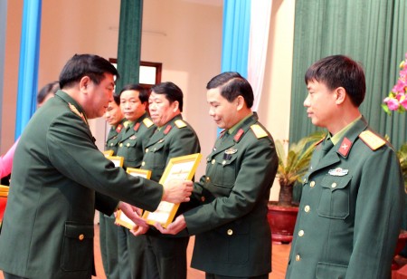 Tư lệnh Quân khu tặng Bằng khen cho các tập thể có thành tích tốt trong thực hiện nhiệm vụ tài chính năm 2015.