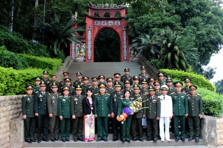 Đoàn chụp ảnh lưu niệm tại Đền Hùng.